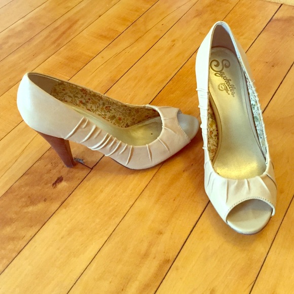 Seychelles beige peep-toes with wooden heels!