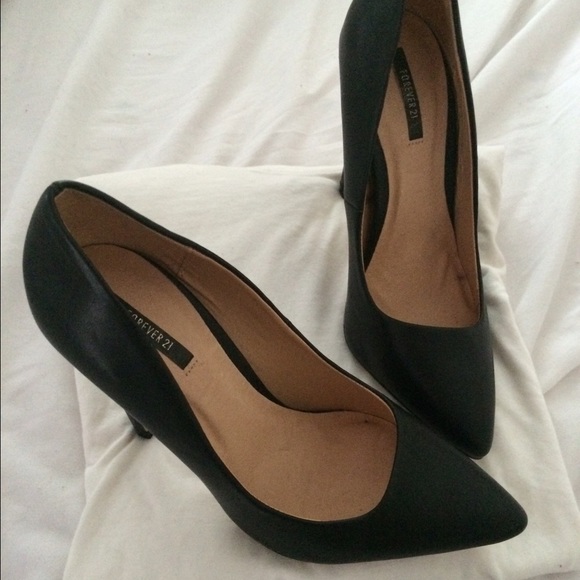 F21 Pointed Pumps