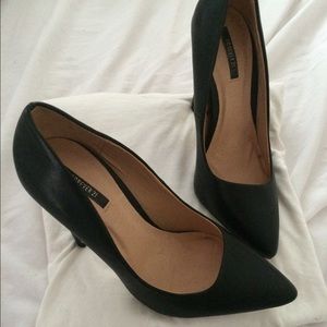F21 Pointed Pumps
