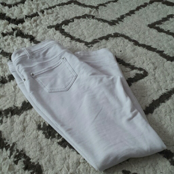 White leggings/pants