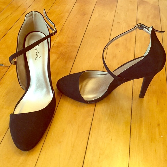 Brand-new sexy black pumps!!