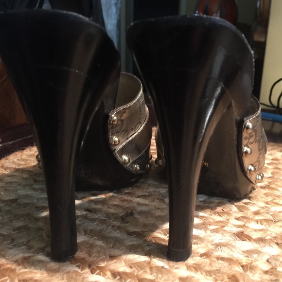 Gucci shoes size 7 1/2 barely worn. 4 " heel - Picture 2 of 4