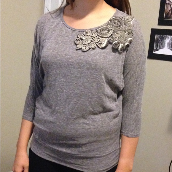 3/4 arm shirt with flower application