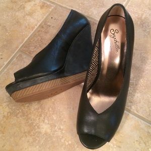 Leather platform wedge💄