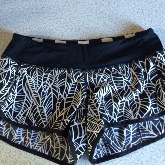Lululemon Pretty Palm Speeds size 6