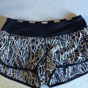 Lululemon Pretty Palm Speeds size 6