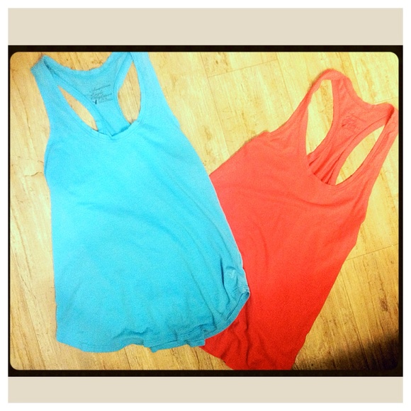 2 racer back American eagle tank tops!