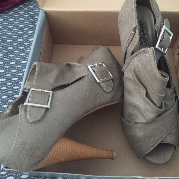 Heels - Picture 2 of 3