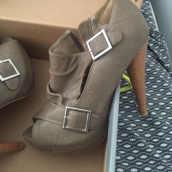 Heels - Picture 3 of 3