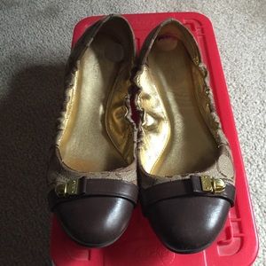C-logo flats with gold buckle