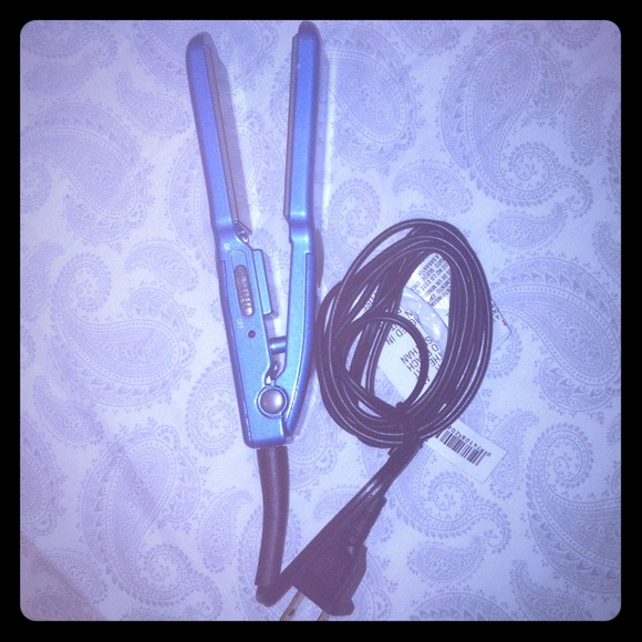 NanoTitanium by BabyLiss PROhair. Mini flat iron.