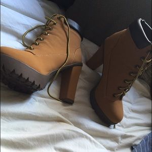 Never worn size 8 super cute heels!