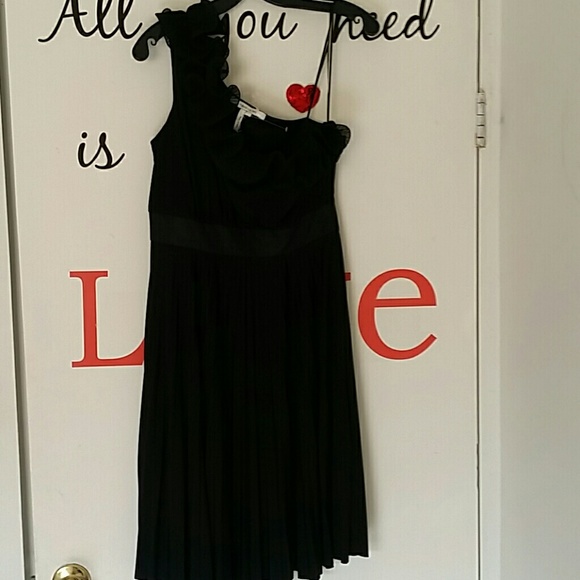 Max & Cleo Dresses & Skirts - Max and Cleo One Ruffle Shoulder Pleated Dress