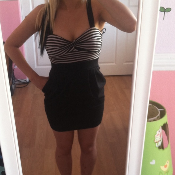 Forever 21 dress small with pockets!!! - Picture 2 of 4