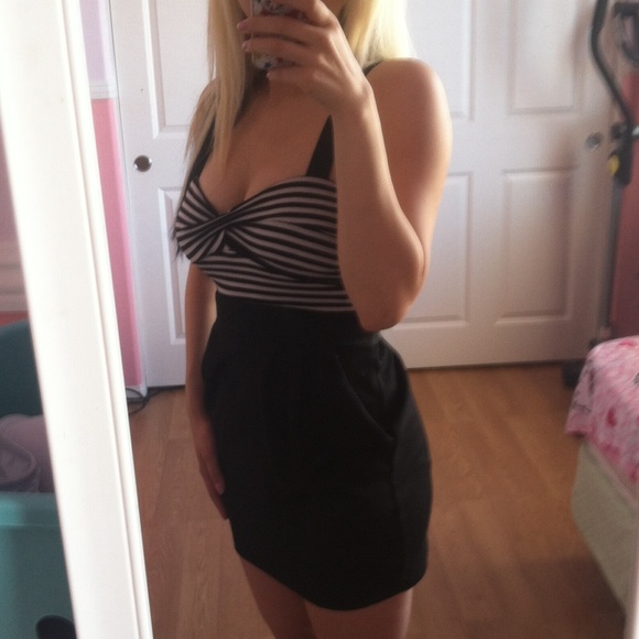 Forever 21 dress small with pockets!!! - Picture 3 of 4