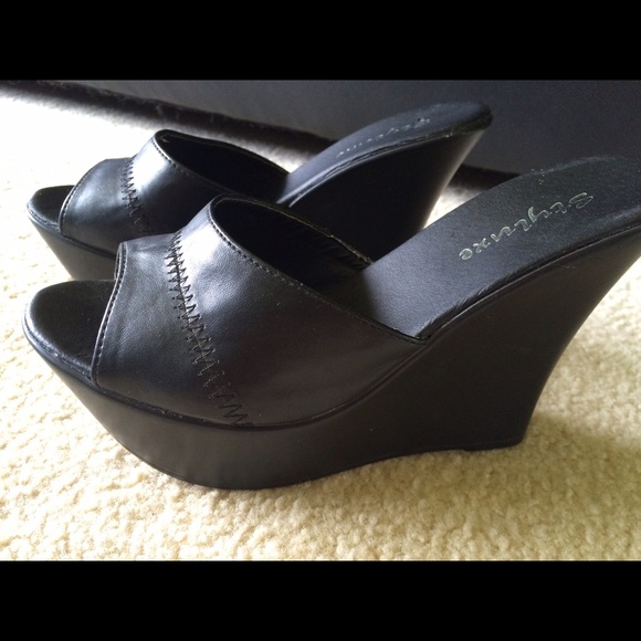 Styluxe All Black Wedges