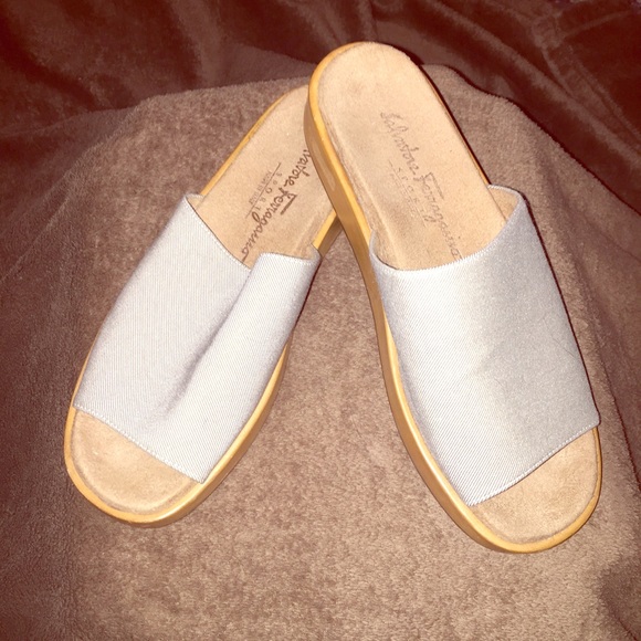 Ferragamo slides (7.5)