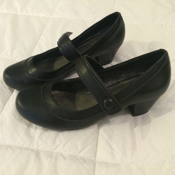 Life Stride black Mary Jane kitten heel shoe