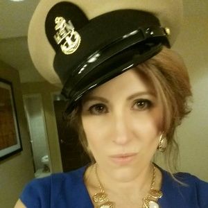 Meet your Posher, Debbie