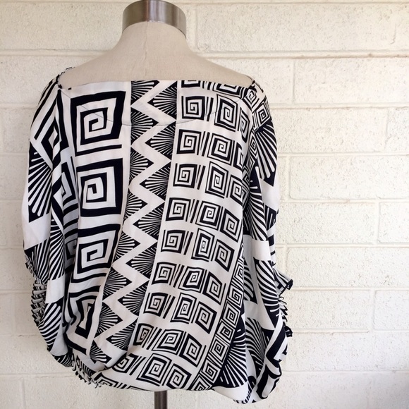 🔴Sold in bundle| Diane Von Furstenberg top - Picture 3 of 4