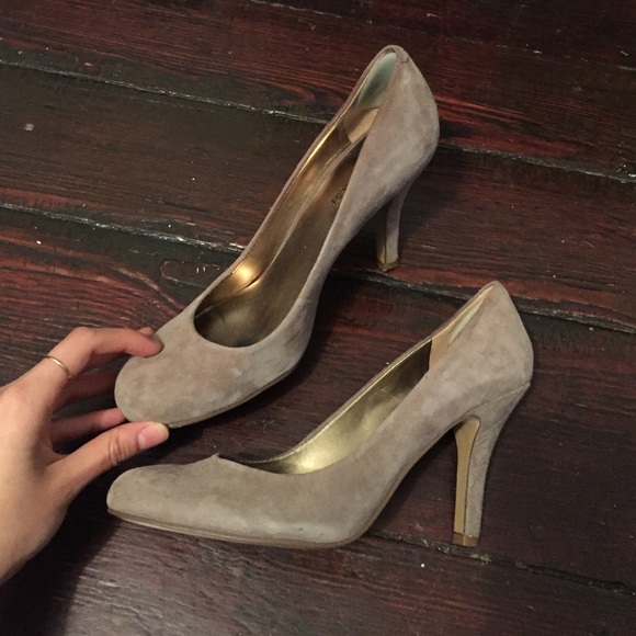 Nine West • Taupe swede midi pumps