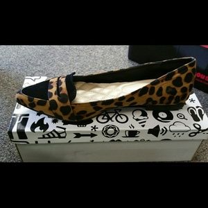 Animal print flat