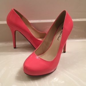 NWOT Michael Antonio coral 4" heels!