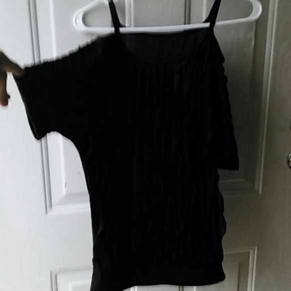 Super cute open shoulder top - Picture 2 of 2