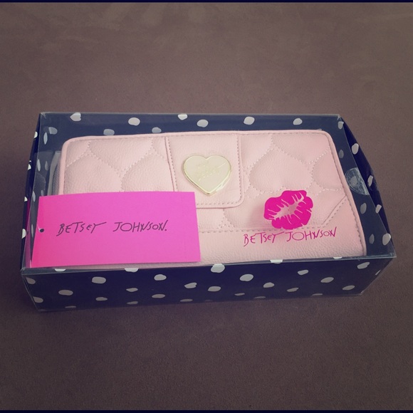 Betsey Johnson heart 💟 wallet!