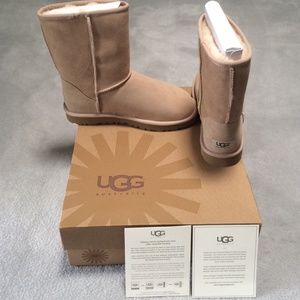 Womens UGG short boot in Sand color size 7