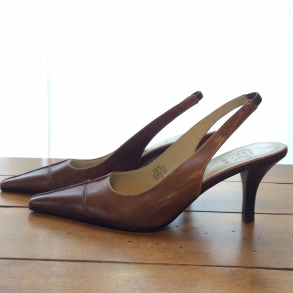 Circa Joan & David sling back kitten heels, size 6 - Picture 2 of 4