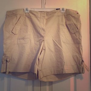 Khaki cargo shorts with great details