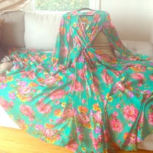 Gorgeous romantic dress with flower print.