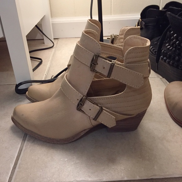 cut out boots beige