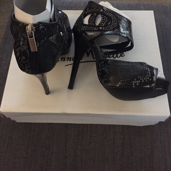 BNWT Anne Michelle Stiletto Heels Black Snakeskin - Picture 3 of 4