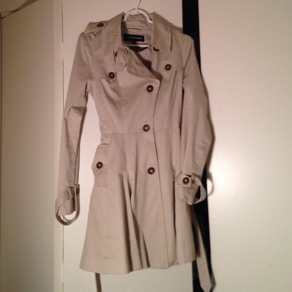 Belted trenchcoat