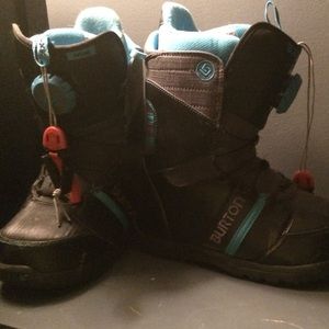 Snowboard boots