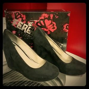 Black wedges