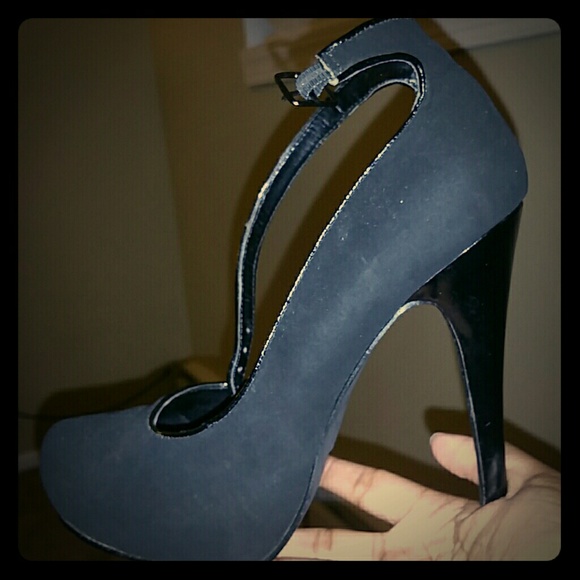 Suede Black Pump