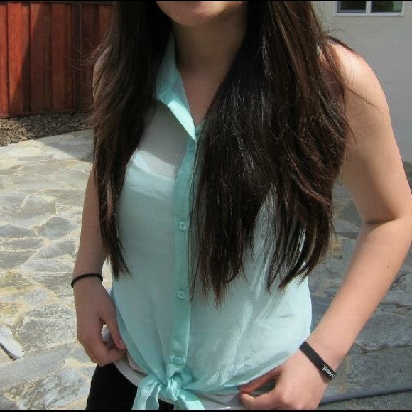 Light Blue Vest - Picture 3 of 4