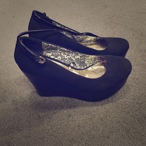 Black report wedges