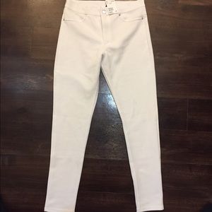 NWT- H&M white skinny pants (size medium/size 8)