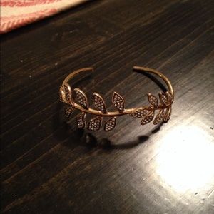 Stella and Dot Beautiful leaf bracelet!