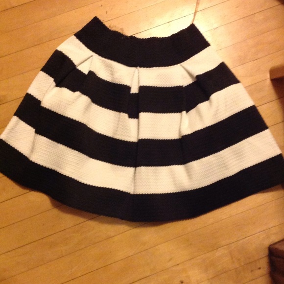 Black/white Target pleated skirt