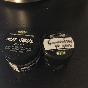 Lip scrub with with a free mask 💚