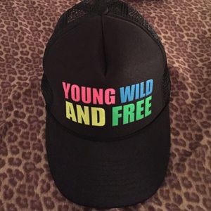 Black adjustable hat "young wild and free".