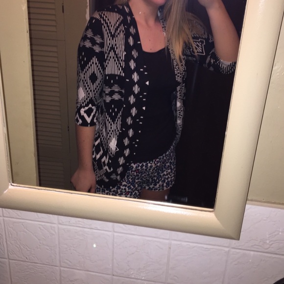 Quarter sleeve Aztec cardigan! - Picture 2 of 3