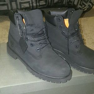 TRADED | All Black Timberlands Size 5Y