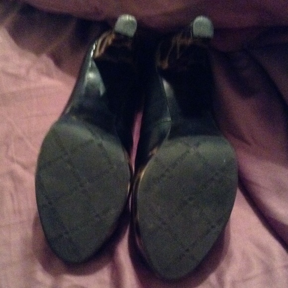 Black peep-toe pumps with leopard platform - Picture 2 of 4