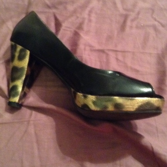 Black peep-toe pumps with leopard platform - Picture 3 of 4